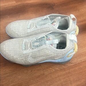 Nike Women's Athletic Shoes in Light Gray and Cream